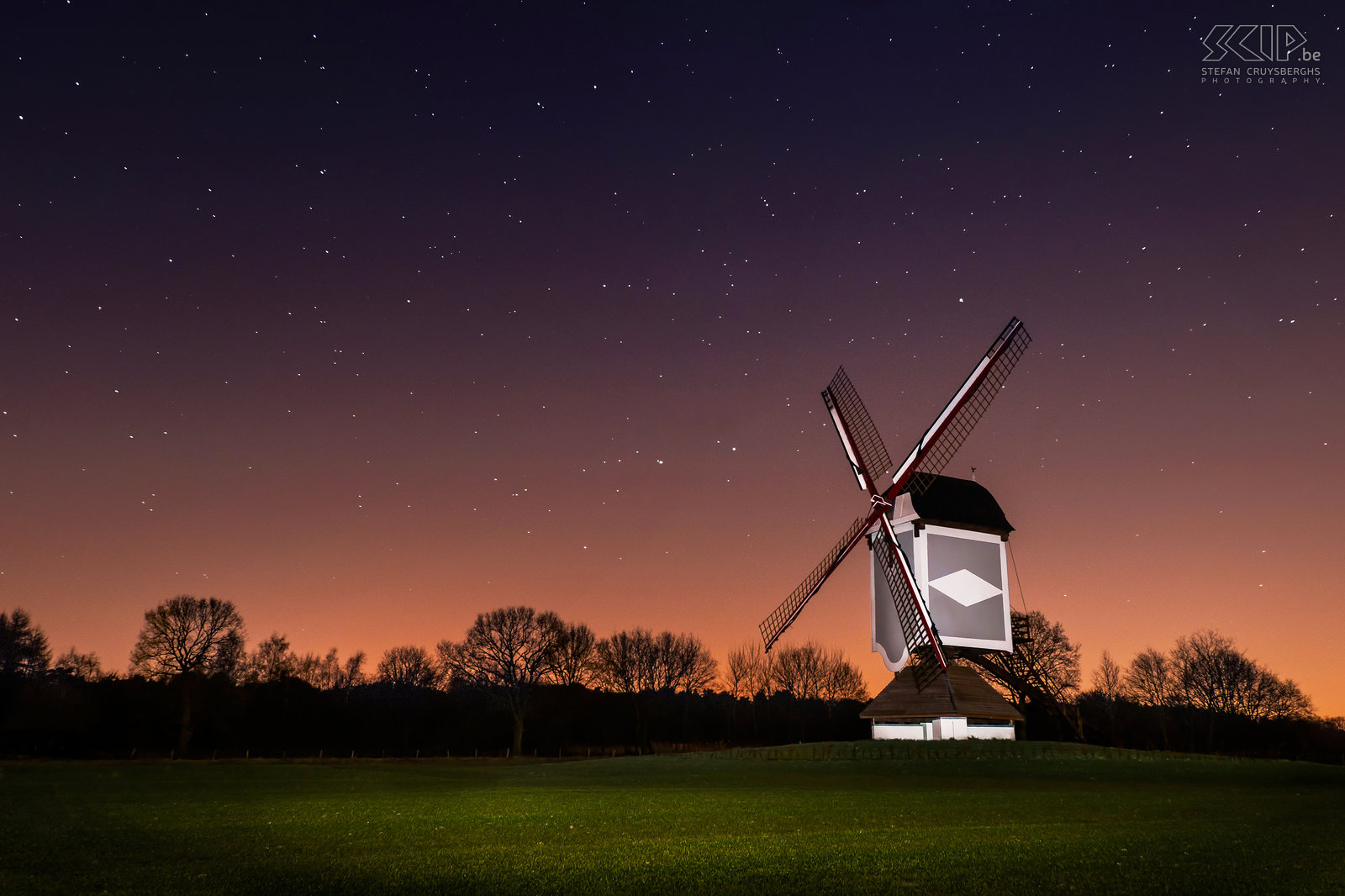 Lommel by night - Leyssens mill The Leyssens mill is an old mill tower from 1797 which has been moved and renovated in 2012. Stefan Cruysberghs